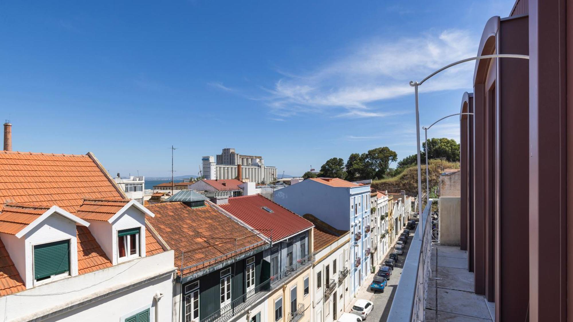 Artsy 3bdr Duplex By Lovelystay * Lissabon